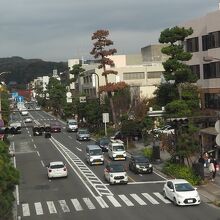 若宮大路を渡る時奥の方には鶴岡八幡宮