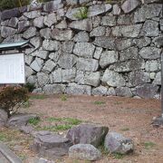 江戸時代250年間この地を治めた有馬氏の居城ですが、石垣と内堀が残る程度です。