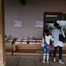 店外にも桃が並んでいます