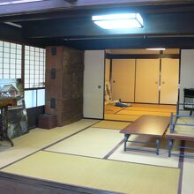 座敷へも上がって見学出来ます