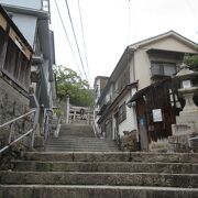 映画「転校生」ロケ地の石段があります。