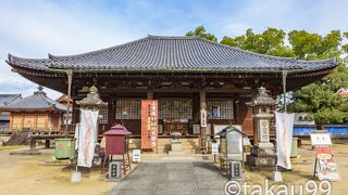 「本山寺」は四国八十八箇所霊場第70番札所です。その本堂は国宝に指定されています。