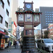 『江戸落語』と『町火消しからくり櫓』という大きなからくり時計の「からくり櫓」が２つあります