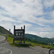 山道を登った先にあり眺めは抜群