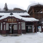 五大堂をイメージした楼を持つ木造の駅舎