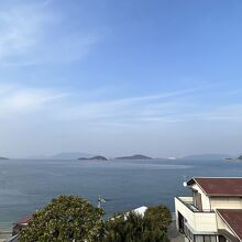 昨日行った女木島、男木島も見えています。