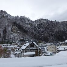 ホームから見た立石寺の山