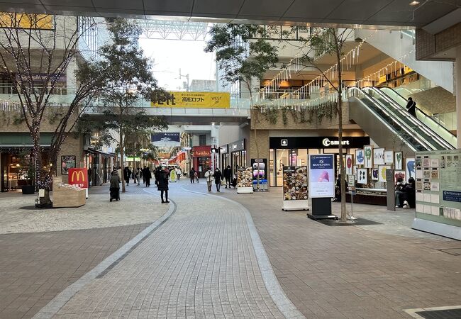 丸亀町商店街の端に位置するショッピングモールです。