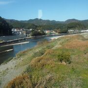 松山平野を北東から南西へと流れている