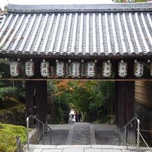 門を出て坂をくだったら、圓徳院です