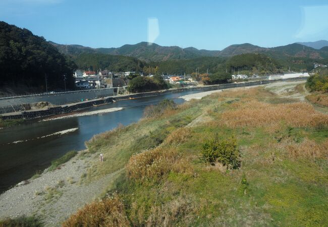 松山平野を北東から南西へと流れている