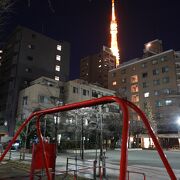 遊具の向うに東京タワーが