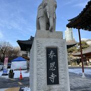 象の石像がお出迎え、パワースポットとのこと