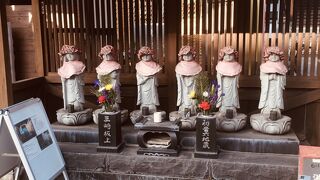 門横に6体のお地蔵様