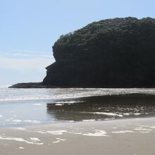 …河口そばの大きな岩のようなイフモアナ島が印象的。