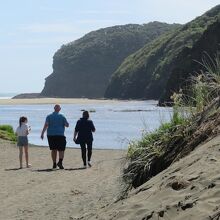 駐車場からはワイタカレ川沿いにビーチまで5分ほど。