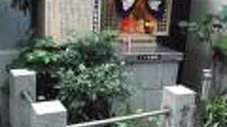 ビルに挟まれてひっそり