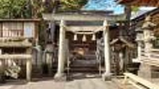 四間道の入口にあります。