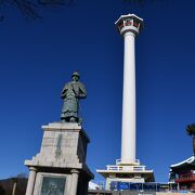 丘の上から釜山市街を見下ろす塔