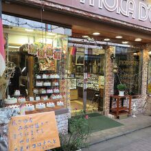 煉瓦の外観からも伝統を感じる「モカドール」さんです