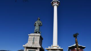 丘の上から釜山市街を見下ろす塔