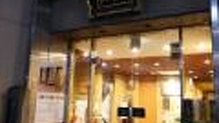 大通り沿いのビルにあります