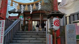 見に行くと、交差点の角に突如現れるといった感じでした。