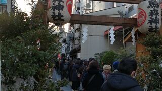 飲み屋街の谷間にひっそりとある、といった感じです。