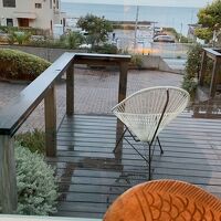 カフェスペースからは道路の向こうの海が見えました。