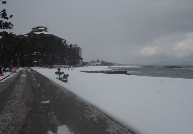 雪景色の海岸線