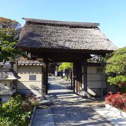 茅葺屋根の山門が印象的でした