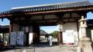 東寺の北東の位置にある門です。