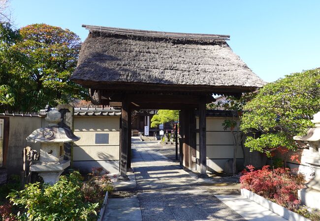 茅葺屋根の山門が印象的でした