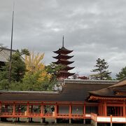 厳島神社の後ろに建つ朱塗りの美しい塔