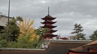 厳島神社の後ろに建つ朱塗りの美しい塔