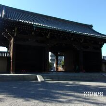 東寺の正門である南大門です。