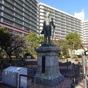 榎本武揚の銅像を中心とした公園です