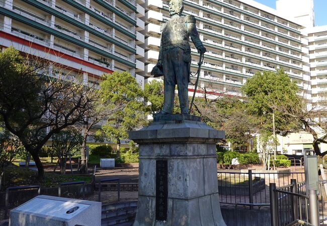 榎本武揚の銅像を中心とした公園です