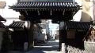 今の門は1867年に建て替えられたものです。