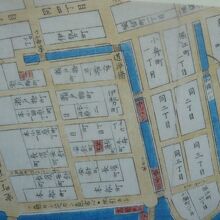 解説板には、江戸時代の伊勢町堀の様子と町名が記載されています