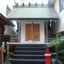 常盤稲荷神社の本社殿です。神社全体として簡素な感じがします。
