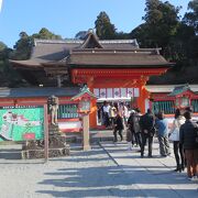 成人の日にお参りしましたが、神社駐車場は長い車の列ができていました。