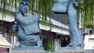 街中で灯籠を付けて踊る姿の銅像を偶然見つけました