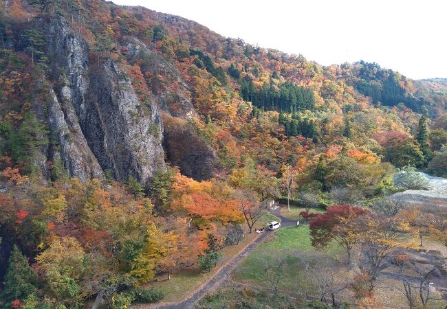 ダブルアーチの中間に車を停めて、絶景を楽しむ