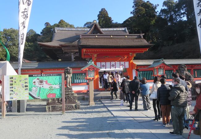 成人の日にお参りしましたが、神社駐車場は長い車の列ができていました。