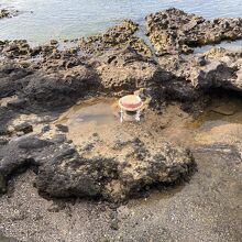 離れた釜蓋にミニ釜蓋を投げ入れる