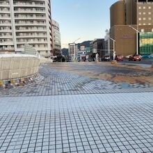 広くカラフルな歩道です。