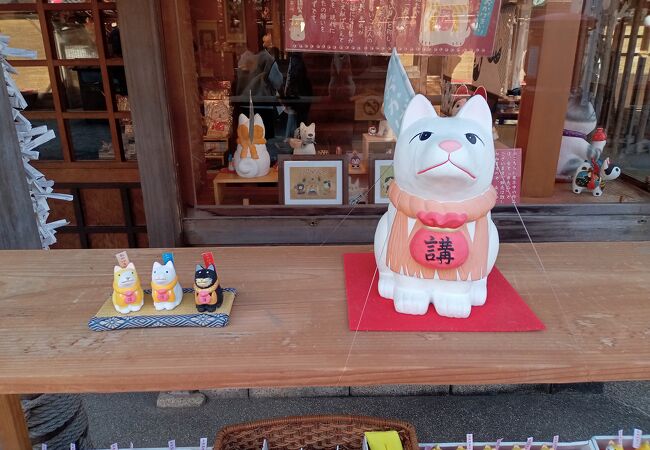 おかげ横丁の小さなお土産屋さん　おかげ犬関連商品が多い