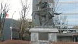 前足を立てた馬に跨る甲冑姿の新田義貞は勇壮そのもの