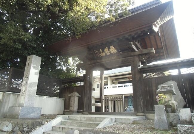 本堂前の不動明王像が唯一目を引きます